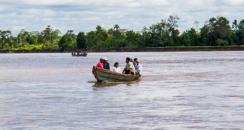 Turistas paseando en bote por los ríos de Loreto